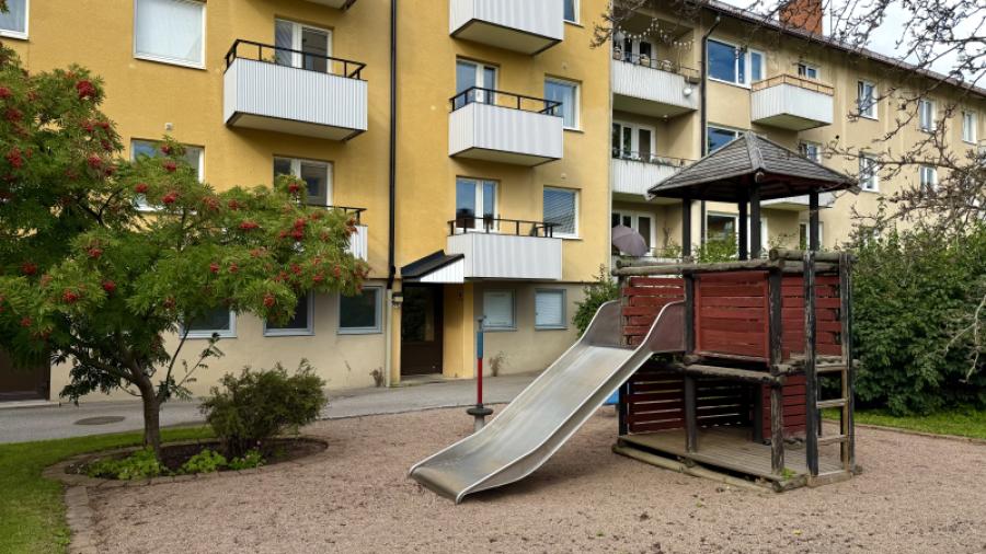 Föreningens lekplats i trädgården.